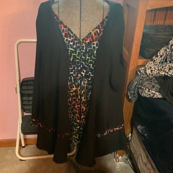 Multiple layered blouse. - Picture 2 of 4